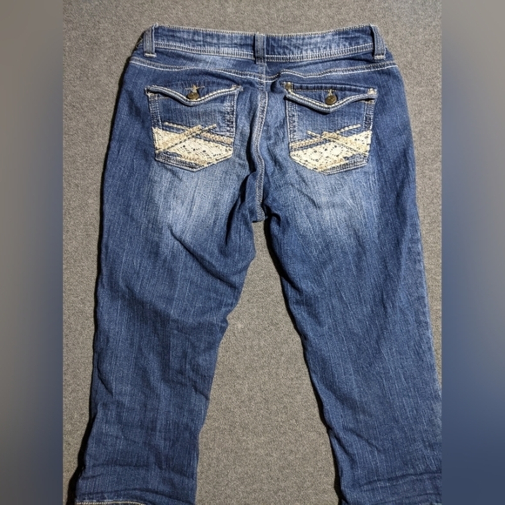 No Boundaries jean capris embroidered pockets size 9 inseam‎ 20“